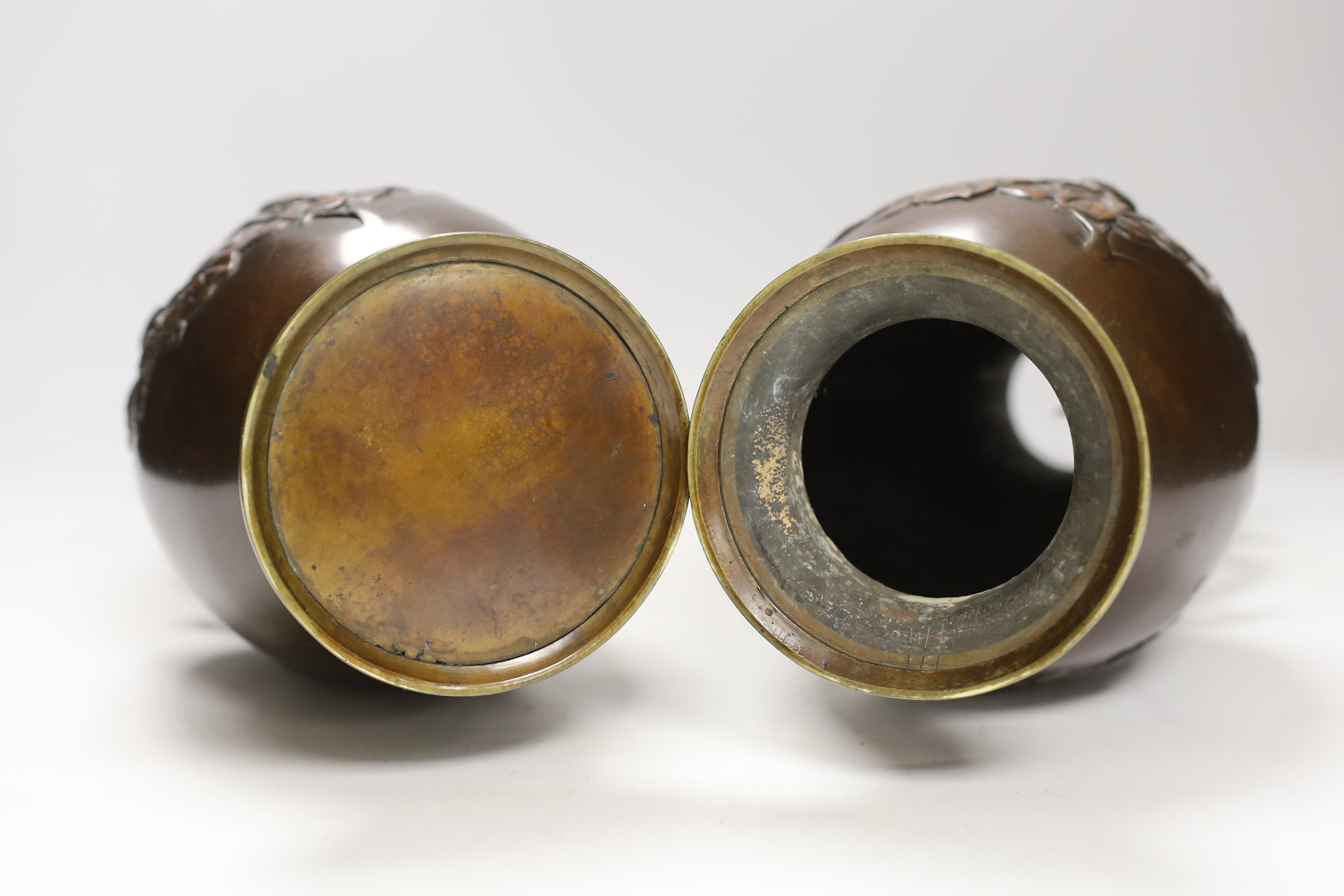 A pair of Japanese bronze vases, Meiji period, 31cm